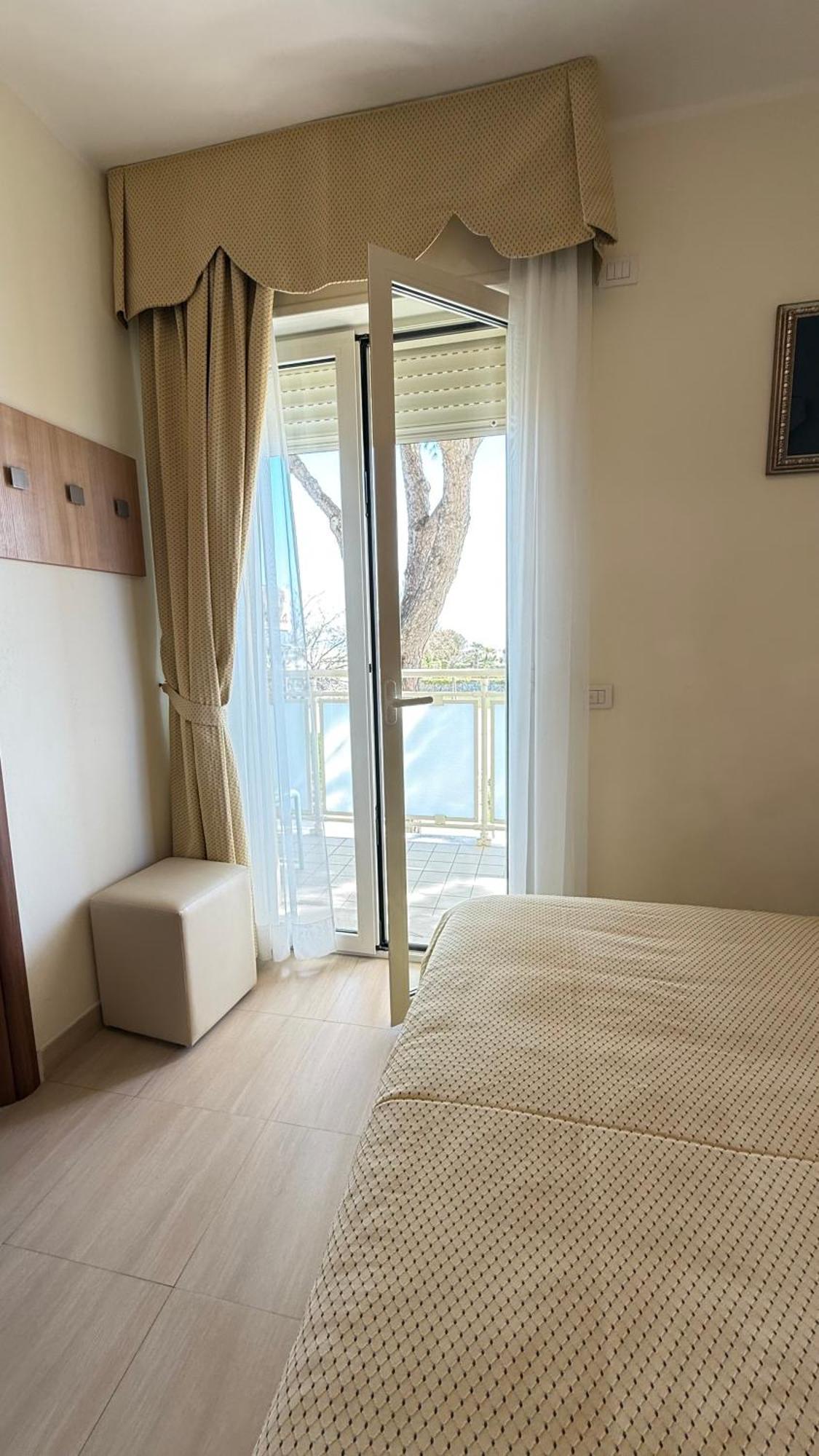 Hotel Ariella Milano Marittima Buitenkant foto